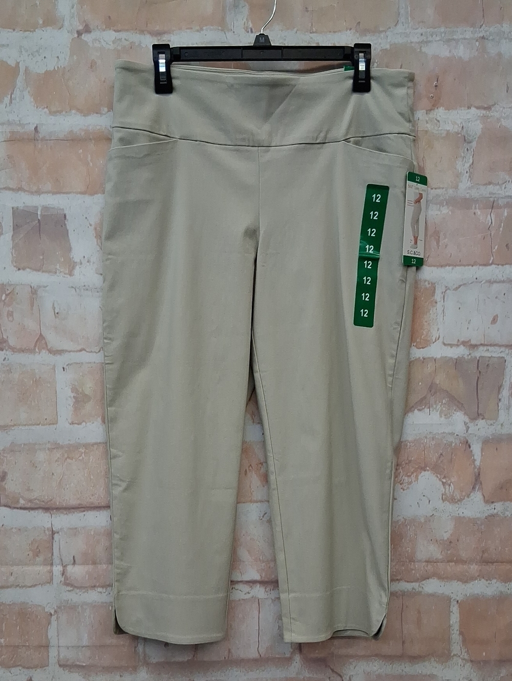 NWT Women's Pull-On Capri Pants in Light Khaki